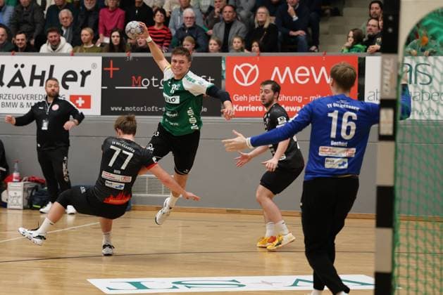 22.11.2025, Handball, Herren, 3. Liga, Staffel Süd-West, Saison 2025 2026, HG Saarlouis - TV Gelnhausen, Sven Eberlein (HG Saarlouis), Fynn Hilb (TV Gelnhausen) Saarlouis Stadtgartenhalle Saarland Deutschland (DEU) Copyright: xSebastianxBachx