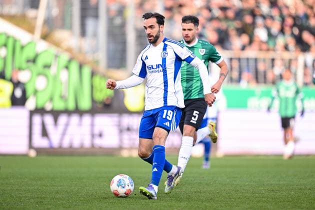 22.11.2025, Fussball, 2. Bundesliga, Saison 2025 2026, 13. Spieltag, Preußen Münster - FC Schalke 04, Kenan Karaman (FC Schalke 04), Yassine Bouchama (Preußen Münster) xRHR-FOTO YYx Copyright: KROEGER RHR-FOTOx RHR-FOTO YY