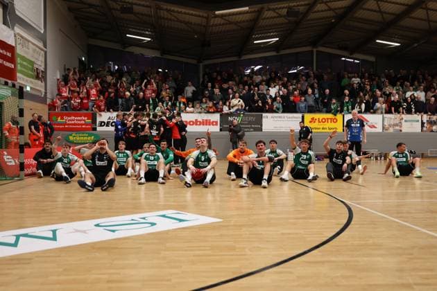 22.11.2025, Handball, Herren, 3. Liga, Staffel Süd-West, Saison 2025 2026, HG Saarlouis - TV Gelnhausen, Die Mannschaft (HG Saarlouis) feiert den Sieg Saarlouis Stadtgartenhalle Saarland Deutschland (DEU) Copyright: xSebastianxBachx
