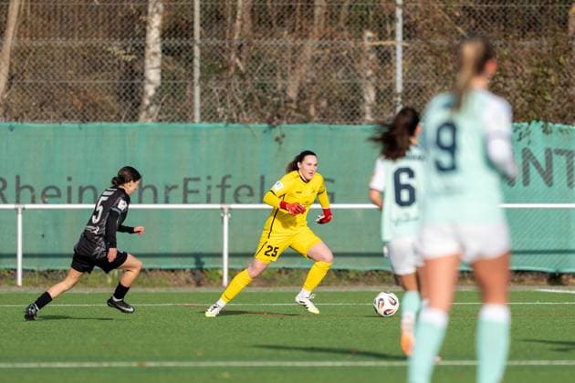 21.11.2025, Fußball, 2. Frauen-Bundesliga, 2025 2026, 11. Spieltag, SG 99 Andernach - VfR Schwarz-Weiss Warbeyen 1945 e. V. Lisa Krupp (25 Andernach), mit ihren Startelfdebüt, spielt den Ball.