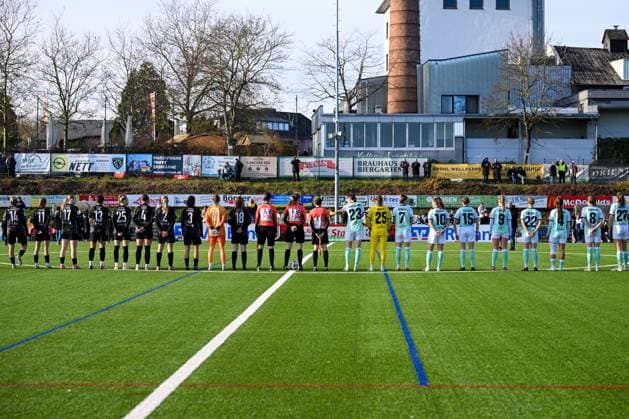 21.11.2025, Fußball, 2. Frauen-Bundesliga, 2025 2026, 11. Spieltag, SG 99 Andernach - VfR Schwarz-Weiss Warbeyen 1945 e. V. Beide Mannschaften stehen auf dem Rasen. Es handelt sich um einen Aktionsspieltag unter dem Motto der deutschen Bewerbung WE29 - Together WE Rise.