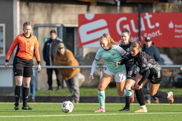 21.11.2025, Fußball, 2. Frauen-Bundesliga, 2025 2026, 11. Spieltag, SG 99 Andernach - VfR Schwarz-Weiss Warbeyen 1945 e. V. Paula Petri (9 Andernach) kämpft mit Giulia Bauer (4 Warbeyen) um den Ball.