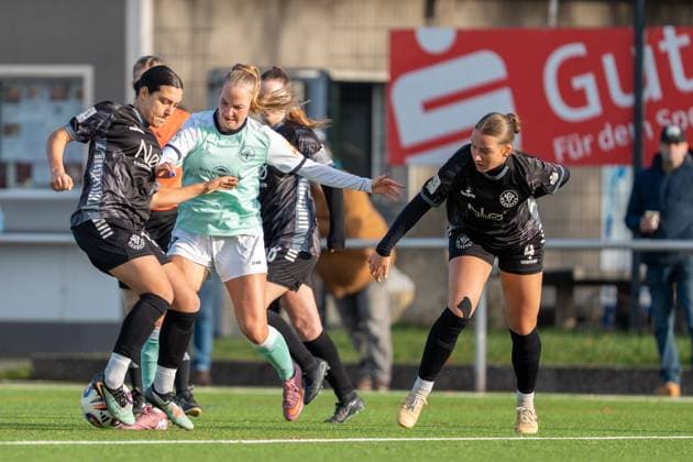 21.11.2025, Fußball, 2. Frauen-Bundesliga, 2025 2026, 11. Spieltag, SG 99 Andernach - VfR Schwarz-Weiss Warbeyen 1945 e. V. Paula Petri (9 Andernach) konnte sich gegen Giulia Bauer (4 Warbeyen) durchsetzen. Jedoch stand die nächste Warbeyenerin Rahel Lang für das nächste Duell bereit.