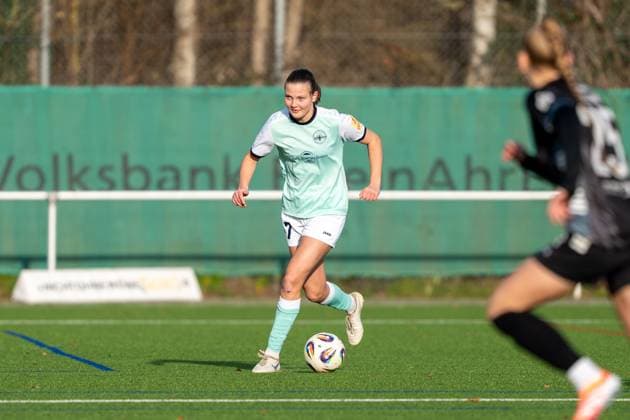 21.11.2025, Fußball, 2. Frauen-Bundesliga, 2025 2026, 11. Spieltag, SG 99 Andernach - VfR Schwarz-Weiss Warbeyen 1945 e. V. Malou Müller (27 Andernach) läuft mit dem Ball in der eigenen Hälfte.