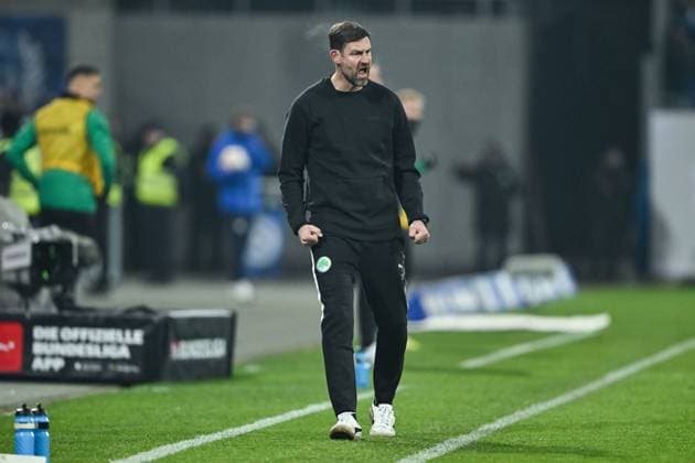 Thomas Kleine (SpVgg Greuther Fürth, Trainer) gestikuliert, GER, SV Darmstadt 98 vs SpVgg Greuther Fürth, Fussball, 2. Bundesliga, 13. Spieltag, Spielzeit 2025 2026, 22.11.2025. DFL REGULATIONS PROHIBIT ANY USE OF PHOTOGRAPHS AS IMAGE SEQUENCES AND OR QUASI-VIDEO GER, SV Darmstadt 98 vs SpVgg Greuther Fürth, Fussball, 2. Bundesliga, 13. Spieltag, Spielzeit 2025 2026, 22.11.2025. Darmstadt