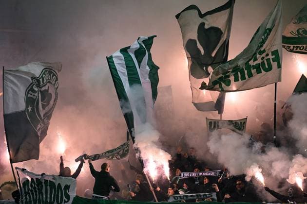 Fans von Greuther Fürth zünden Pyrotechnik. GER, SV Darmstadt 98 vs SpVgg Greuther Fürth, Fussball, 2. Bundesliga, 13. Spieltag, Spielzeit 2025 2026, 22.11.2025. DFL REGULATIONS PROHIBIT ANY USE OF PHOTOGRAPHS AS IMAGE SEQUENCES AND OR QUASI-VIDEO GER, SV Darmstadt 98 vs SpVgg Greuther Fürth, Fussball, 2. Bundesliga, 13. Spieltag, Spielzeit 2025 2026, 22.11.2025. Darmstadt