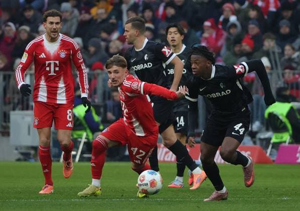 22.11.2025, 1. Bundesliga , FC Bayern vs SC Freiburg, Allianz Arena Muenchen, Fussball, im Bild: Leon Goretzka (FC Bayern Muenchen), Lennart Karl (FC Bayern Muenchen), Johan Manzambi (SC Freiburg)