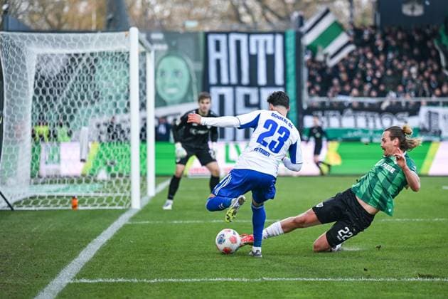 22.11.2025, Fussball, 2. Bundesliga, Saison 2025 2026, 13. Spieltag, Preußen Münster - FC Schalke 04, Soufiane El-Faouzi (FC Schalke 04), Jannis Heuer (Preußen Münster) xRHR-FOTO YYx Copyright: KROEGER RHR-FOTOx RHR-FOTO YY
