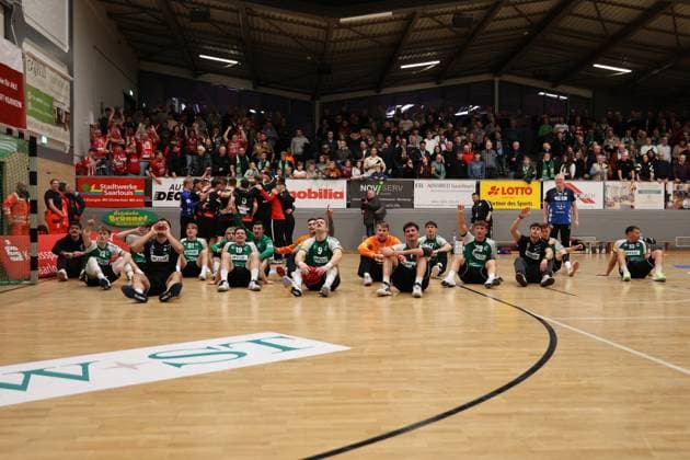 22.11.2025, Handball, Herren, 3. Liga, Staffel Süd-West, Saison 2025 2026, HG Saarlouis - TV Gelnhausen, Die Mannschaft (HG Saarlouis) feiert den Sieg Saarlouis Stadtgartenhalle Saarland Deutschland (DEU) Copyright: xSebastianxBachx