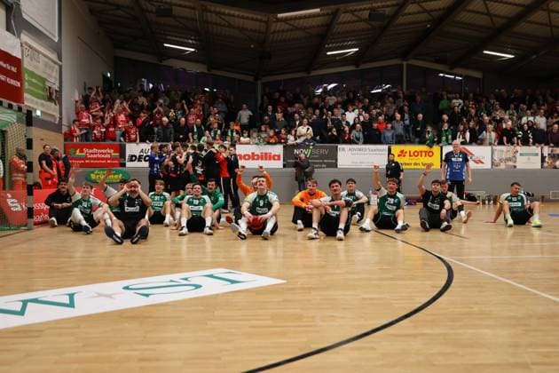 22.11.2025, Handball, Herren, 3. Liga, Staffel Süd-West, Saison 2025 2026, HG Saarlouis - TV Gelnhausen, Die Mannschaft (HG Saarlouis) feiert den Sieg Saarlouis Stadtgartenhalle Saarland Deutschland (DEU) Copyright: xSebastianxBachx
