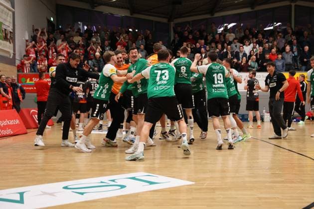 22.11.2025, Handball, Herren, 3. Liga, Staffel Süd-West, Saison 2025 2026, HG Saarlouis - TV Gelnhausen, Die Mannschaft (HG Saarlouis) feiert den Sieg Saarlouis Stadtgartenhalle Saarland Deutschland (DEU) Copyright: xSebastianxBachx
