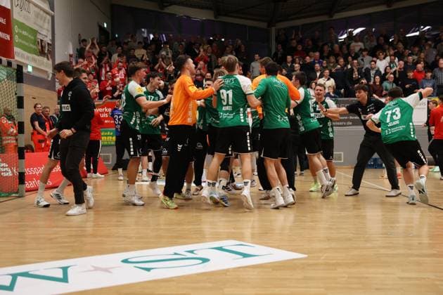 22.11.2025, Handball, Herren, 3. Liga, Staffel Süd-West, Saison 2025 2026, HG Saarlouis - TV Gelnhausen, Die Mannschaft (HG Saarlouis) feiert den Sieg Saarlouis Stadtgartenhalle Saarland Deutschland (DEU) Copyright: xSebastianxBachx