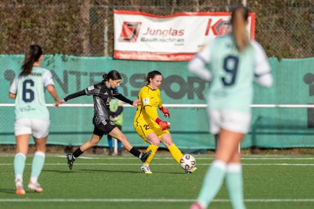 21.11.2025, Fußball, 2. Frauen-Bundesliga, 2025 2026, 11. Spieltag, SG 99 Andernach - VfR Schwarz-Weiss Warbeyen 1945 e. V. Lisa Krupp (25 Andernach) spielt den Ball vor der heran laufenden Narjiss Ahamad (5 Warbeyen).