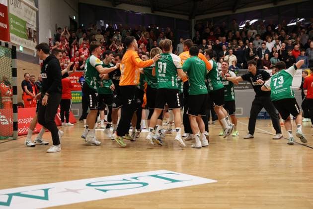 22.11.2025, Handball, Herren, 3. Liga, Staffel Süd-West, Saison 2025 2026, HG Saarlouis - TV Gelnhausen, Die Mannschaft (HG Saarlouis) feiert den Sieg Saarlouis Stadtgartenhalle Saarland Deutschland (DEU) Copyright: xSebastianxBachx
