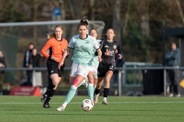 21.11.2025, Fußball, 2. Frauen-Bundesliga, 2025 2026, 11. Spieltag, SG 99 Andernach - VfR Schwarz-Weiss Warbeyen 1945 e. V. Maren Weingarz (8 Andernach) treibt den Ball voran.