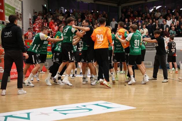 22.11.2025, Handball, Herren, 3. Liga, Staffel Süd-West, Saison 2025 2026, HG Saarlouis - TV Gelnhausen, Die Mannschaft (HG Saarlouis) feiert den Sieg Saarlouis Stadtgartenhalle Saarland Deutschland (DEU) Copyright: xSebastianxBachx