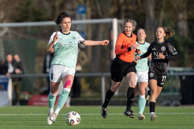 21.11.2025, Fußball, 2. Frauen-Bundesliga, 2025 2026, 11. Spieltag, SG 99 Andernach - VfR Schwarz-Weiss Warbeyen 1945 e. V. Maren Weingarz (8 Andernach) läuft mit dem Ball durch das Mittelfeld.