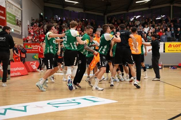 22.11.2025, Handball, Herren, 3. Liga, Staffel Süd-West, Saison 2025 2026, HG Saarlouis - TV Gelnhausen, Die Mannschaft (HG Saarlouis) feiert den Sieg Saarlouis Stadtgartenhalle Saarland Deutschland (DEU) Copyright: xSebastianxBachx