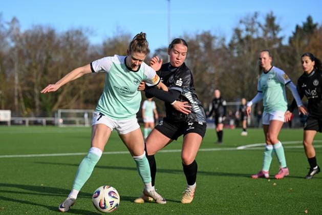 21.11.2025, Fußball, 2. Frauen-Bundesliga, 2025 2026, 11. Spieltag, SG 99 Andernach - VfR Schwarz-Weiss Warbeyen 1945 e. V. Carolin Schraa (7 Andernach) schirmt den Ball vor Giulia Bauer (4 Warbeyen) ab.