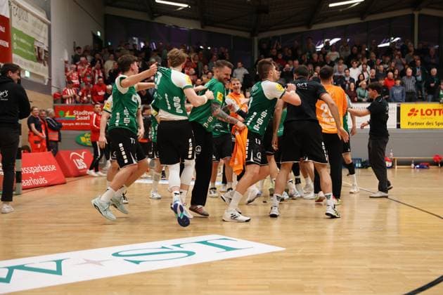 22.11.2025, Handball, Herren, 3. Liga, Staffel Süd-West, Saison 2025 2026, HG Saarlouis - TV Gelnhausen, Die Mannschaft (HG Saarlouis) feiert den Sieg Saarlouis Stadtgartenhalle Saarland Deutschland (DEU) Copyright: xSebastianxBachx