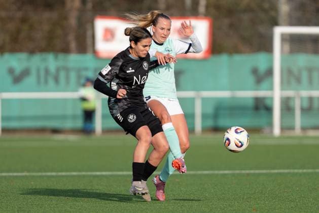 21.11.2025, Fußball, 2. Frauen-Bundesliga, 2025 2026, 11. Spieltag, SG 99 Andernach - VfR Schwarz-Weiss Warbeyen 1945 e. V. Senna El Massaoudi (14 Warbeyen) im Zweikampf mit Paula Petri (9 Andernach).
