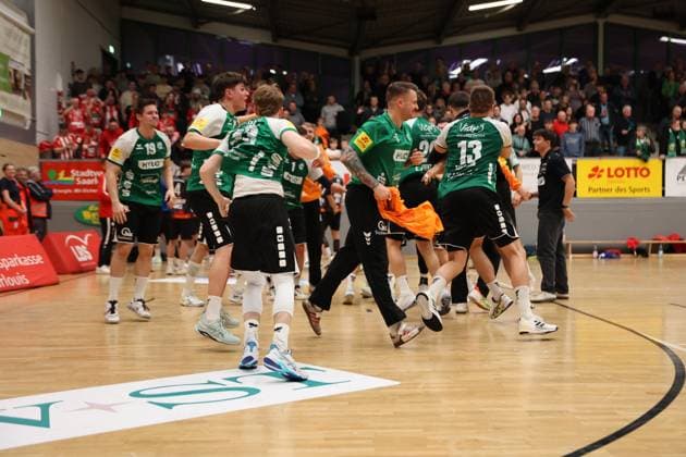 22.11.2025, Handball, Herren, 3. Liga, Staffel Süd-West, Saison 2025 2026, HG Saarlouis - TV Gelnhausen, Die Mannschaft (HG Saarlouis) feiert den Sieg Saarlouis Stadtgartenhalle Saarland Deutschland (DEU) Copyright: xSebastianxBachx