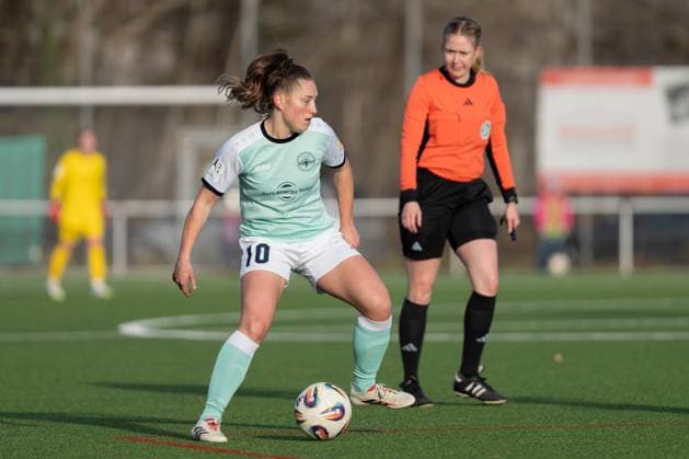 21.11.2025, Fußball, 2. Frauen-Bundesliga, 2025 2026, 11. Spieltag, SG 99 Andernach - VfR Schwarz-Weiss Warbeyen 1945 e. V. Leonie Krump (10 Andernach) macht den Ball im Mittelfeld fest.