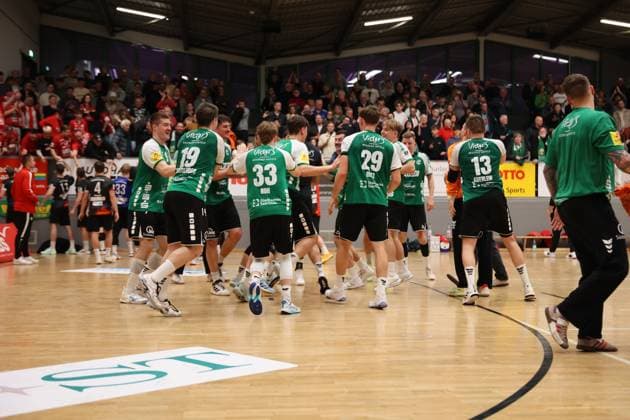 22.11.2025, Handball, Herren, 3. Liga, Staffel Süd-West, Saison 2025 2026, HG Saarlouis - TV Gelnhausen, Die Mannschaft (HG Saarlouis) feiert den Sieg Saarlouis Stadtgartenhalle Saarland Deutschland (DEU) Copyright: xSebastianxBachx