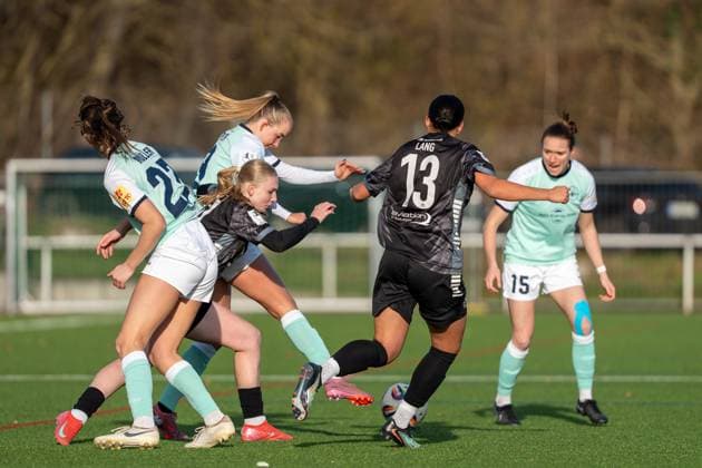 21.11.2025, Fußball, 2. Frauen-Bundesliga, 2025 2026, 11. Spieltag, SG 99 Andernach - VfR Schwarz-Weiss Warbeyen 1945 e. V. Paula Petri (9 Andernach) kämpft mit Jule Laufer (17 Warbeyen) um den Ball. Malou Müller (27 Andernach), Rahel Lang (13 Warbeyen) und Vanessa Zilligen (15 Andernach) beobachten die Szene.
