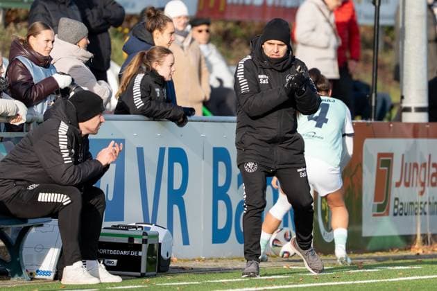 21.11.2025, Fußball, 2. Frauen-Bundesliga, 2025 2026, 11. Spieltag, SG 99 Andernach - VfR Schwarz-Weiss Warbeyen 1945 e. V. Cheftrainer Sandro Scuderi (Warbeyen) bejubelt fast jede Szene seiner Spielerinnen.