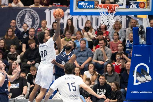 EasyCredit Basketball Bundesliga - 2025 2026 - Syntainics MBC vs.MLP Academics Heidelberg Halle Saale, Deutschland 22.November 2025: Im Bild:v. li. im Zweikampf Marcus Weathers (Heidelberg) und Gunn RJ (Weissenfels) Weissenfels Stadthalle Weissenfels Sachsen-Anhalt Deutschland
