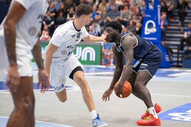 EasyCredit Basketball Bundesliga - 2025 2026 - Syntainics MBC vs.MLP Academics Heidelberg Halle Saale, Deutschland 22.November 2025: Im Bild:v.li.Samuell Williamson (Heidelberg) und Thomas Khyri (Weissenfels) Weissenfels Stadthalle Weissenfels Sachsen-Anhalt Deutschland
