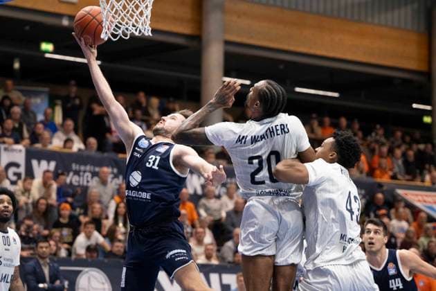 EasyCredit Basketball Bundesliga - 2025 2026 - Syntainics MBC vs.MLP Academics Heidelberg Halle Saale, Deutschland 22.November 2025: Im Bild:v.li.Reaves Spencer (Weissenfels), Michael Weathers (Heidelberg) und Eric Reed Jr. (Heidelberg) Weissenfels Stadthalle Weissenfels Sachsen-Anhalt Deutschland