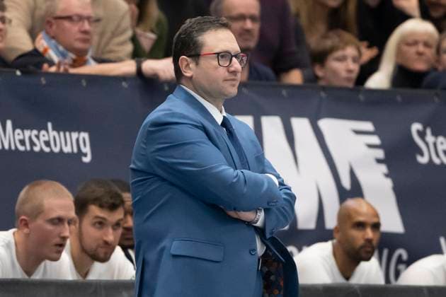 EasyCredit Basketball Bundesliga - 2025 2026 - Syntainics MBC vs.MLP Academics Heidelberg Halle Saale, Deutschland 22.November 2025: Im Bild:Trainer Marco Ramondino (Weissenfels) Weissenfels Stadthalle Weissenfels Sachsen-Anhalt Deutschland