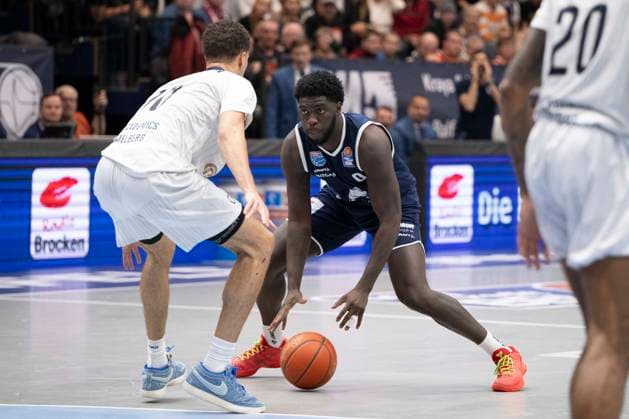 EasyCredit Basketball Bundesliga - 2025 2026 - Syntainics MBC vs.MLP Academics Heidelberg Halle Saale, Deutschland 22.November 2025: Im Bild:v.li.Samuell Williamson (Heidelberg) und Thomas Khyri (Weissenfels) Weissenfels Stadthalle Weissenfels Sachsen-Anhalt Deutschland