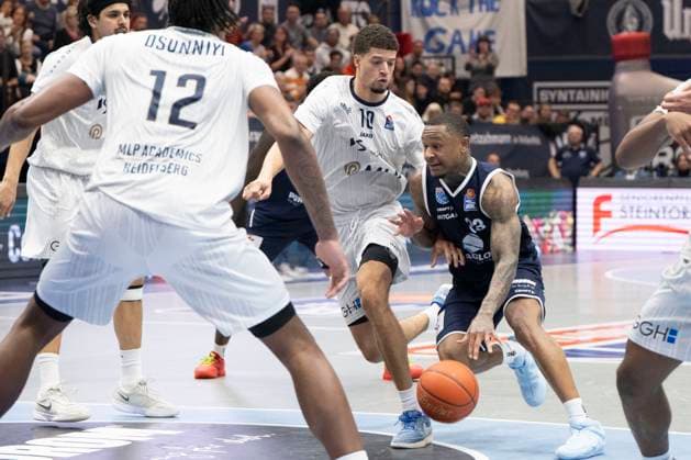 EasyCredit Basketball Bundesliga - 2025 2026 - Syntainics MBC vs.MLP Academics Heidelberg Halle Saale, Deutschland 22.November 2025: Im Bild: k Samuell Williamson (Heidelberg) und Callison Charles (Weissenfels) Weissenfels Stadthalle Weissenfels Sachsen-Anhalt Deutschland
