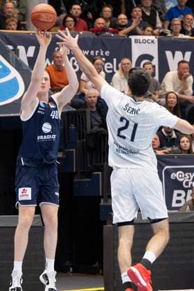 EasyCredit Basketball Bundesliga - 2025 2026 - Syntainics MBC vs.MLP Academics Heidelberg Halle Saale, Deutschland 22.November 2025: Im Bild:v.li.Welp Collin (Weissenfels) und Mateo Seric (Heidelberg) Weissenfels Stadthalle Weissenfels Sachsen-Anhalt Deutschland