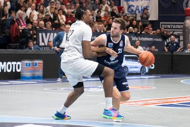 EasyCredit Basketball Bundesliga - 2025 2026 - Syntainics MBC vs.MLP Academics Heidelberg Halle Saale, Deutschland 22.November 2025: Im Bild:v. li. im Zweikampf Osun Osunniyi (Heidelberg) und Reaves Spencer (Weissenfels) Weissenfels Stadthalle Weissenfels Sachsen-Anhalt Deutschland
