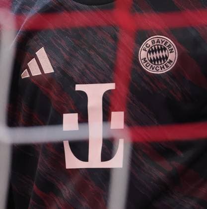 22.11.2025, 1. Bundesliga , FC Bayern vs SC Freiburg, Allianz Arena Muenchen, Fussball, im Bild: Telekom T umgekehrt wegen die Netflix Serie Strange Things auf Manuel Neuer (FC Bayern Muenchen) Trikot