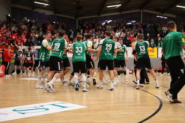22.11.2025, Handball, Herren, 3. Liga, Staffel Süd-West, Saison 2025 2026, HG Saarlouis - TV Gelnhausen, Die Mannschaft (HG Saarlouis) feiert den Sieg Saarlouis Stadtgartenhalle Saarland Deutschland (DEU) Copyright: xSebastianxBachx
