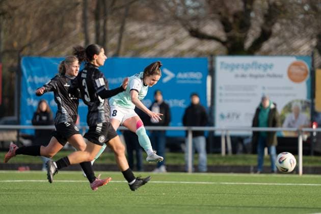 21.11.2025, Fußball, 2. Frauen-Bundesliga, 2025 2026, 11. Spieltag, SG 99 Andernach - VfR Schwarz-Weiss Warbeyen 1945 e. V. Maren Weingarz (8 Andernach) mit dem Schuss aufs Tor. Isa Hoevers (2 Warbeyen) und Ebla Gouriye (3 Warbeyen) können auch nur noch zuschauen.