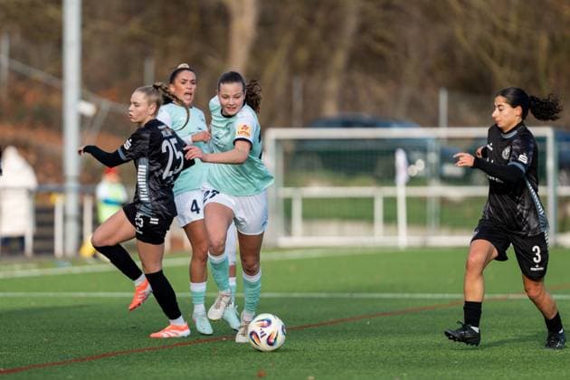 21.11.2025, Fußball, 2. Frauen-Bundesliga, 2025 2026, 11. Spieltag, SG 99 Andernach - VfR Schwarz-Weiss Warbeyen 1945 e. V. Malou Müller (27 Andernach) gewinnt den Zweikampf gegen Yael Mollink (25 Warbeyen) und treibt den Ball voran.