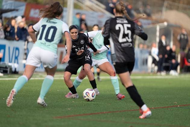 21.11.2025, Fußball, 2. Frauen-Bundesliga, 2025 2026, 11. Spieltag, SG 99 Andernach - VfR Schwarz-Weiss Warbeyen 1945 e. V. Senna El Massaoudi (14 Warbeyen) wird von Paula Petri (9 Andernach) attackiert.