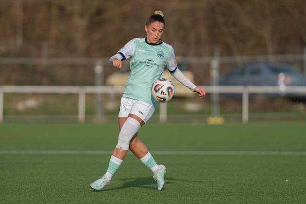 21.11.2025, Fußball, 2. Frauen-Bundesliga, 2025 2026, 11. Spieltag, SG 99 Andernach - VfR Schwarz-Weiss Warbeyen 1945 e. V. Besarta Hisenaj (4 Andernach) während des Spiels.
