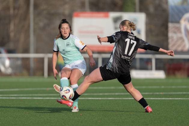 21.11.2025, Fußball, 2. Frauen-Bundesliga, 2025 2026, 11. Spieltag, SG 99 Andernach - VfR Schwarz-Weiss Warbeyen 1945 e. V. Leonie Krump (10 Andernach) passt den Ball durch das Mittelfeld. Jule Laufer (17 Warbeyen) kommt einen Ticken zu spät.