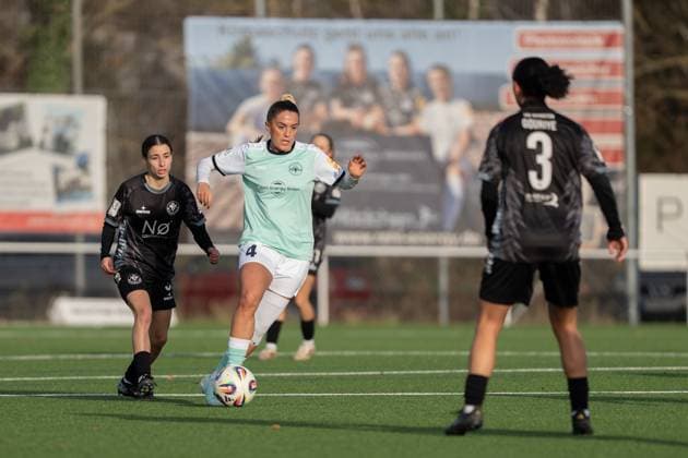 21.11.2025, Fußball, 2. Frauen-Bundesliga, 2025 2026, 11. Spieltag, SG 99 Andernach - VfR Schwarz-Weiss Warbeyen 1945 e. V. Besarta Hisenaj (4 Andernach) läuft mit dem Ball am Fuß durch das Mittelfeld.