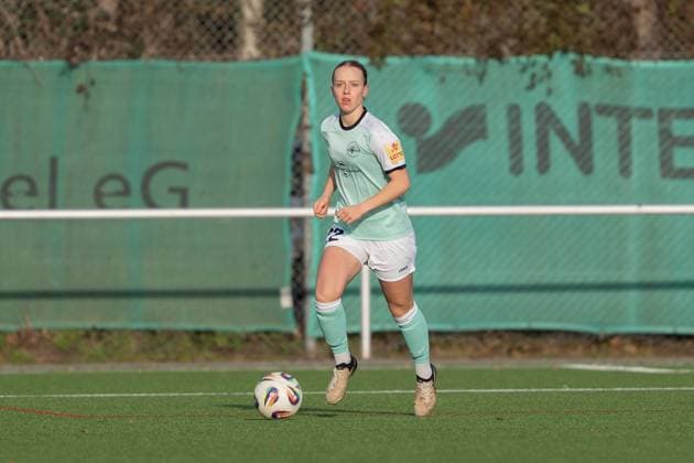 21.11.2025, Fußball, 2. Frauen-Bundesliga, 2025 2026, 11. Spieltag, SG 99 Andernach - VfR Schwarz-Weiss Warbeyen 1945 e. V. Zoe Brückel (22 Andernach) während des Spiels.