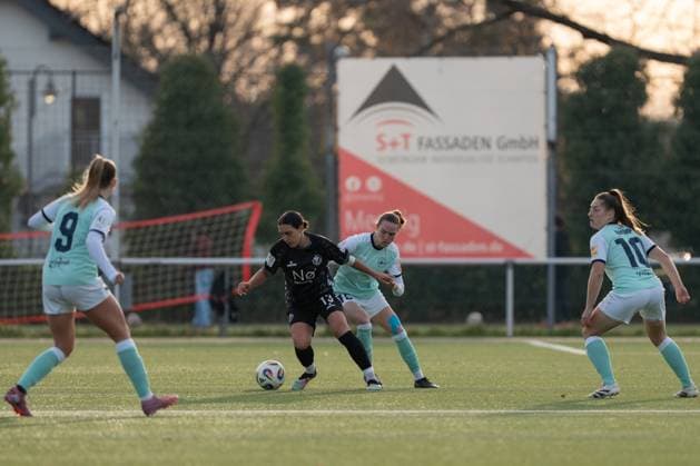 21.11.2025, Fußball, 2. Frauen-Bundesliga, 2025 2026, 11. Spieltag, SG 99 Andernach - VfR Schwarz-Weiss Warbeyen 1945 e. V. Rahel Lang (13 Warbeyen) und Vanessa Zilligen (15 Andernach) im Duell.
