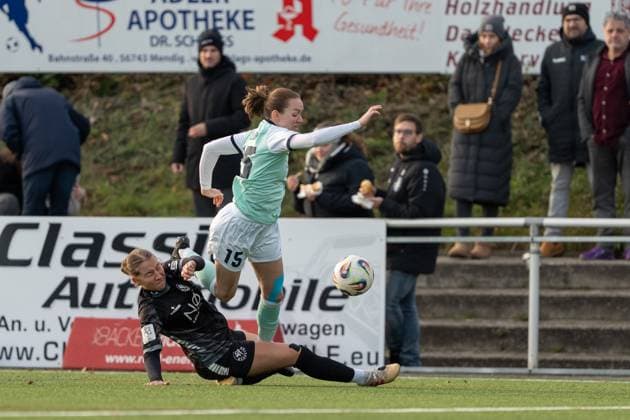 21.11.2025, Fußball, 2. Frauen-Bundesliga, 2025 2026, 11. Spieltag, SG 99 Andernach - VfR Schwarz-Weiss Warbeyen 1945 e. V. Giulia Bauer (4 Warbeyen) grätscht Vanessa Zilligen (15 Andernach) um.