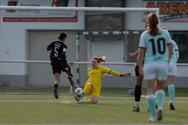 21.11.2025, Fußball, 2. Frauen-Bundesliga, 2025 2026, 11. Spieltag, SG 99 Andernach - VfR Schwarz-Weiss Warbeyen 1945 e. V. Lisa Krupp (25 Andernach) ist zur Stelle und blockt den Schuss von Narjiss Ahamad (5 Warbeyen) ab.
